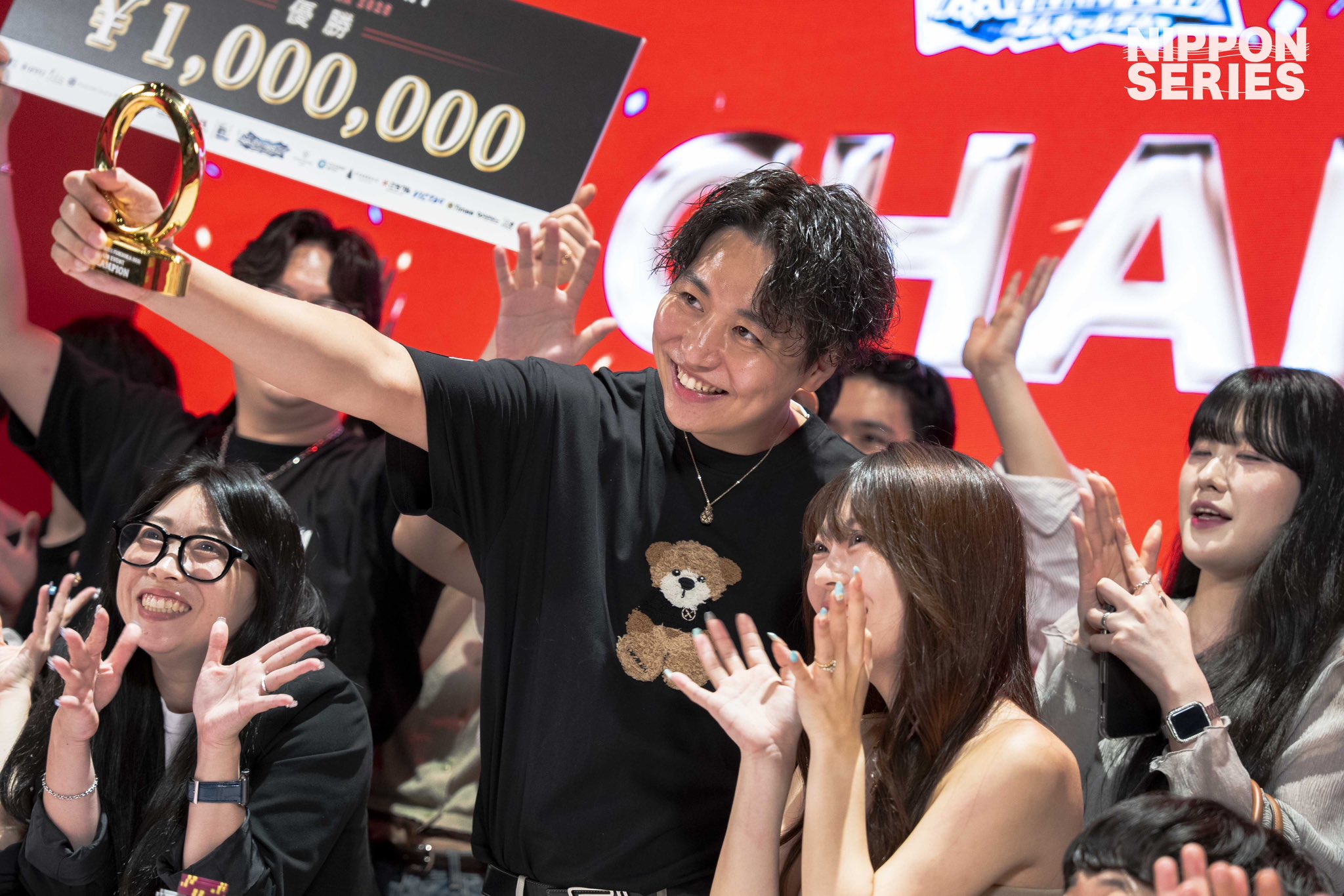 #17 MAIN EVENT 優勝者 マイト 選手の記念写真