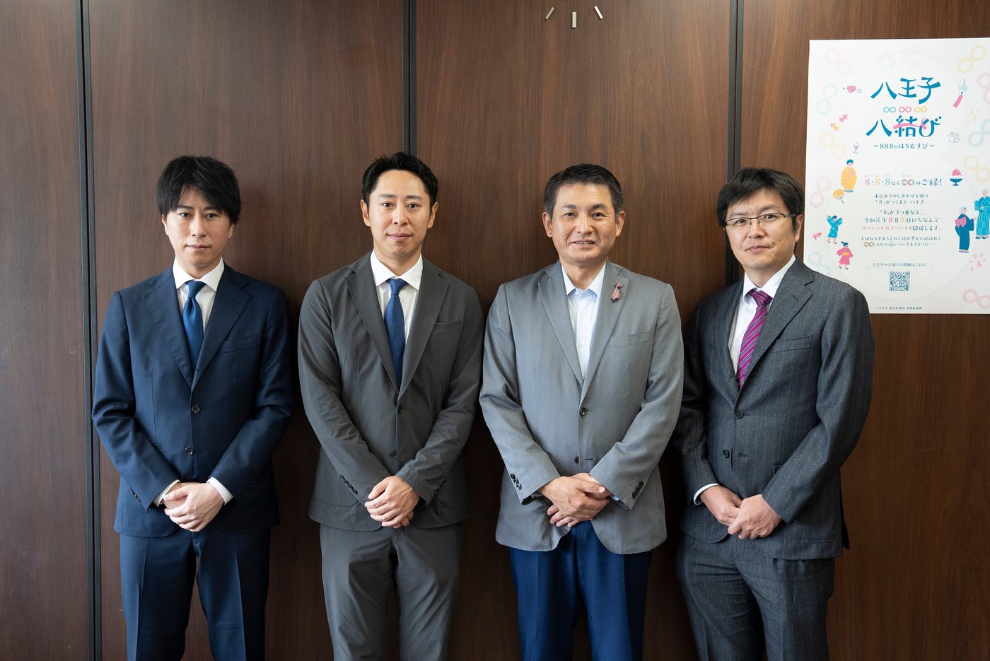 八王子市役所での表敬訪問。左から じぇいそる、矢倉賢一、初宿和夫市長、木原直哉